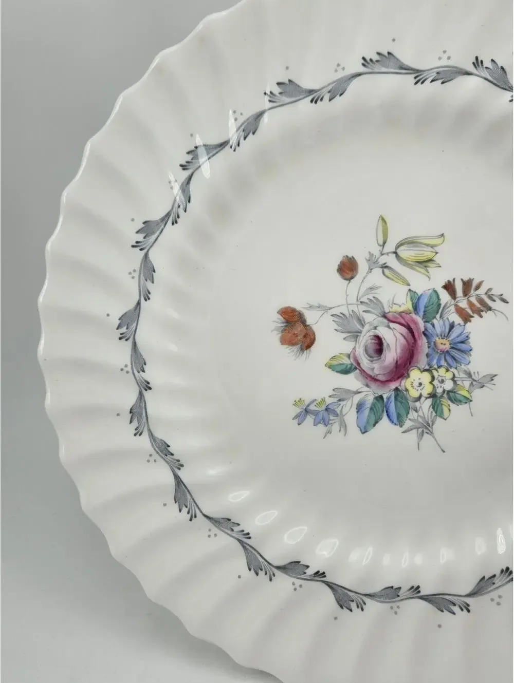 Royal Doulton The Chelsea Rose H4801 Bone China 10.5